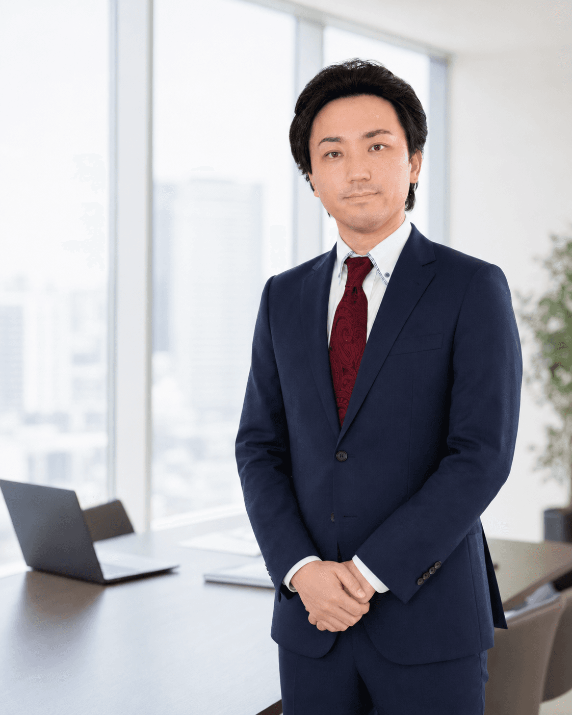 明るいオフィスに立つ税務・経営支援の専門家のイメージ