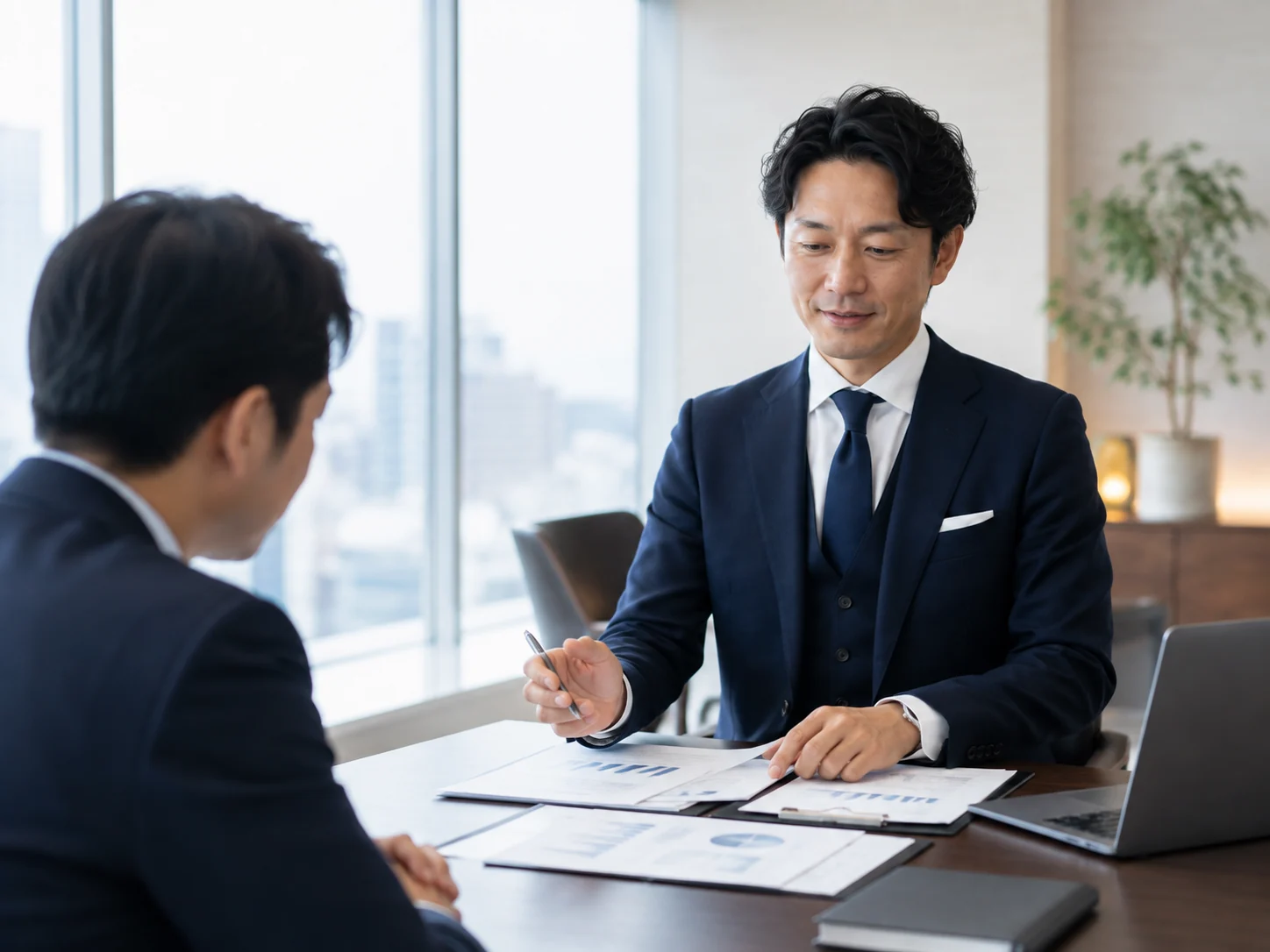 会計資料を確認しながら税務と経営について相談するイメージ